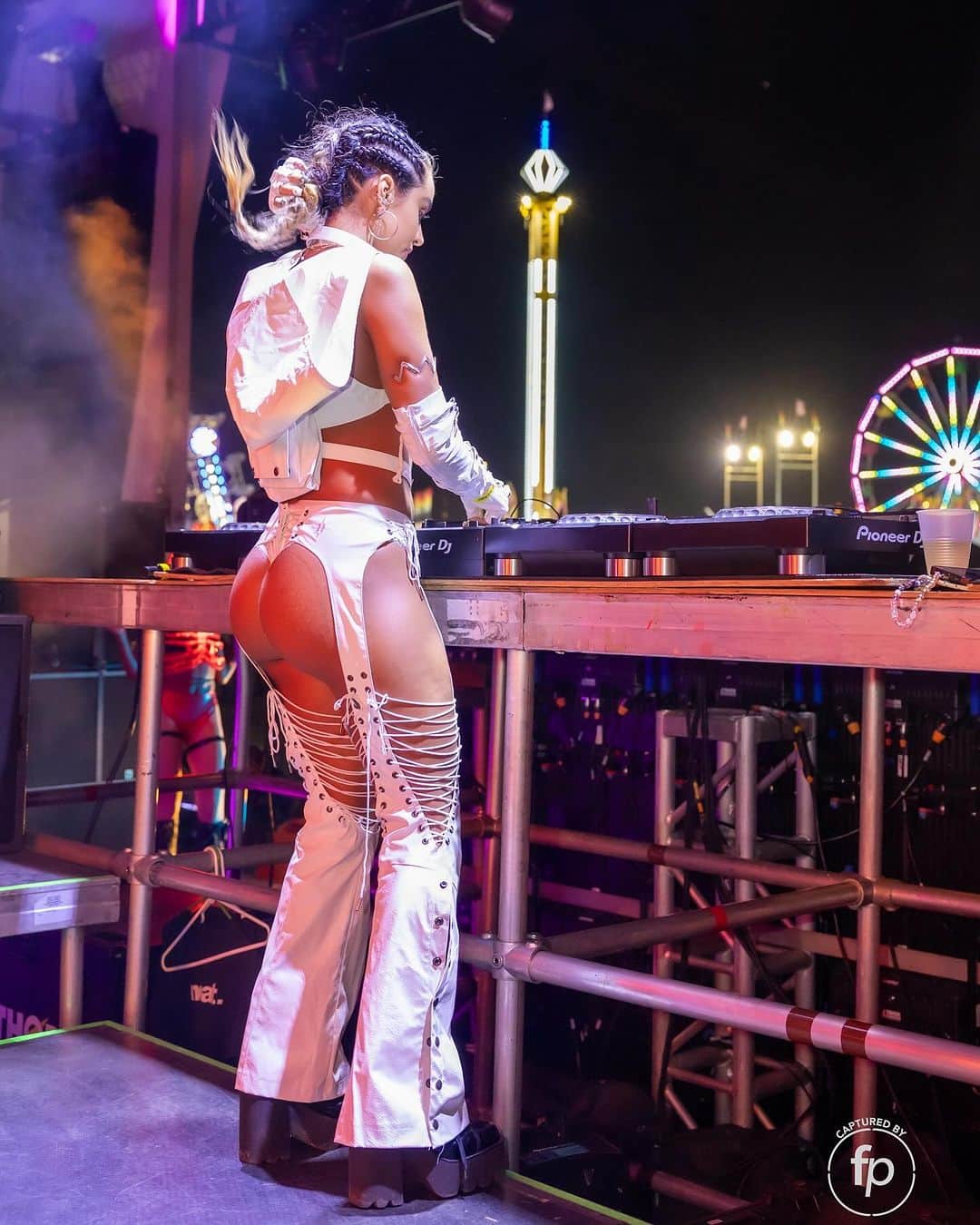 Sommer Rayさんのインスタグラム写真 - (Sommer RayInstagram)「had the best time ever @piedpiperproductions haunted carnival 💛💛💛 cabo this weekend!!! @vibeepresents tiesto chasing sunsets!!」11月9日 2時55分 - sommerray