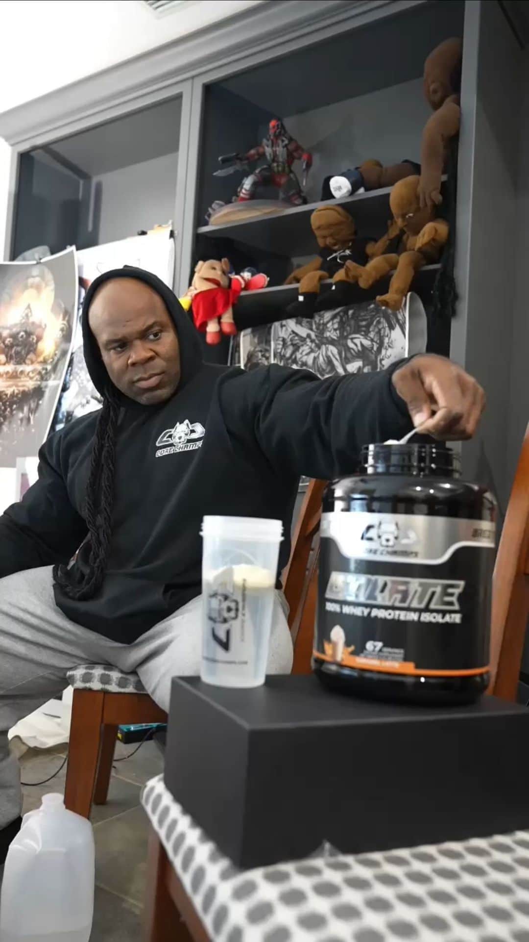 カイ・グリーンのインスタグラム：「In both bodybuilding and art, progress takes time and dedication!  - Powered by: @corechamps  Post workout Isolate Protein」