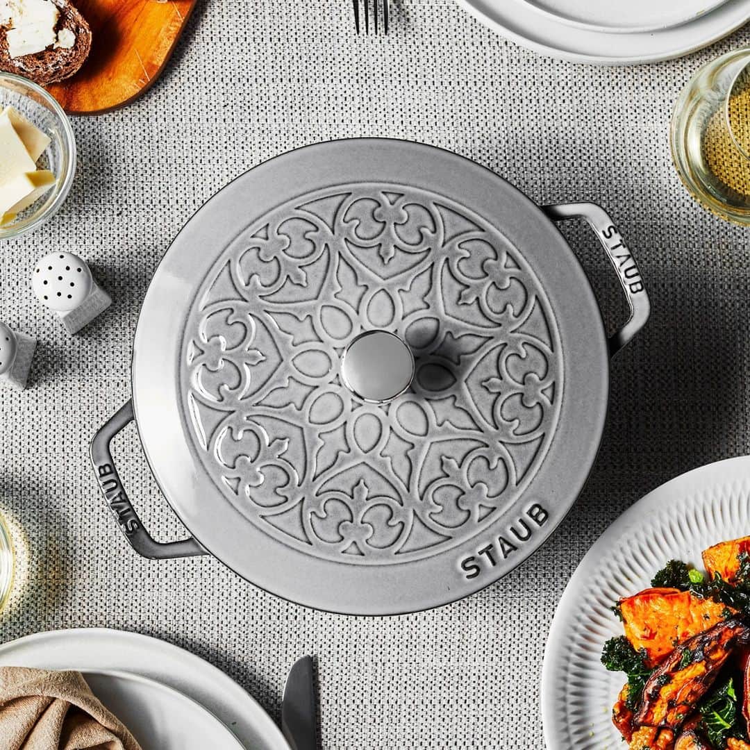 Staub USA（ストウブ）のインスタグラム：「Our Lilly lid features the same striking fleur-de-lis, heart, and flower motif of the popular Lilly trivet. The debossed design features beautiful depth thanks to the gorgeous majolique enameling, a three-step technique that imbues the color with brilliance and depth. Add this 3.75-quart essential French oven to your collection now on our site. #madeinstaub」