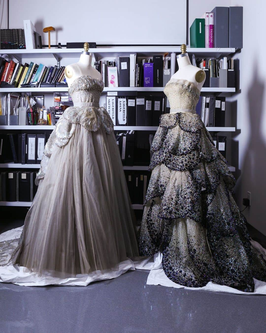 Vogue Italiaさんのインスタグラム写真 - (Vogue ItaliaInstagram)「Il momento di scoprire il tema del prossimo #MetGala è arrivato. Intitolata "Sleeping Beauties: Reawakening Fashion", la mostra del @metcostumeinstitute 2024 presenterà circa 250 capi tratti dalla collezione permanente del Costume Institute, alcuni dei quali raramente visti in pubblico prima d'ora, e li esporrà in un modo completamente nuovo. Da un corpetto inglese di epoca elisabettiana del XVII secolo ai famosi abiti da ballo Junon e Venus di Christian Dior, fino alle acquisizioni del XXI secolo di stilisti come Phillip Lim, Stella McCartney e Connor Ives, l'esposizione principale riporterà in vita 400 anni di storia. Scopri di più al link in bio. #Met2024  Photo Credits (1,3,4,5,7,8,9,10): Courtesy of The Metropolitan Museum of Art」11月9日 3時03分 - vogueitalia