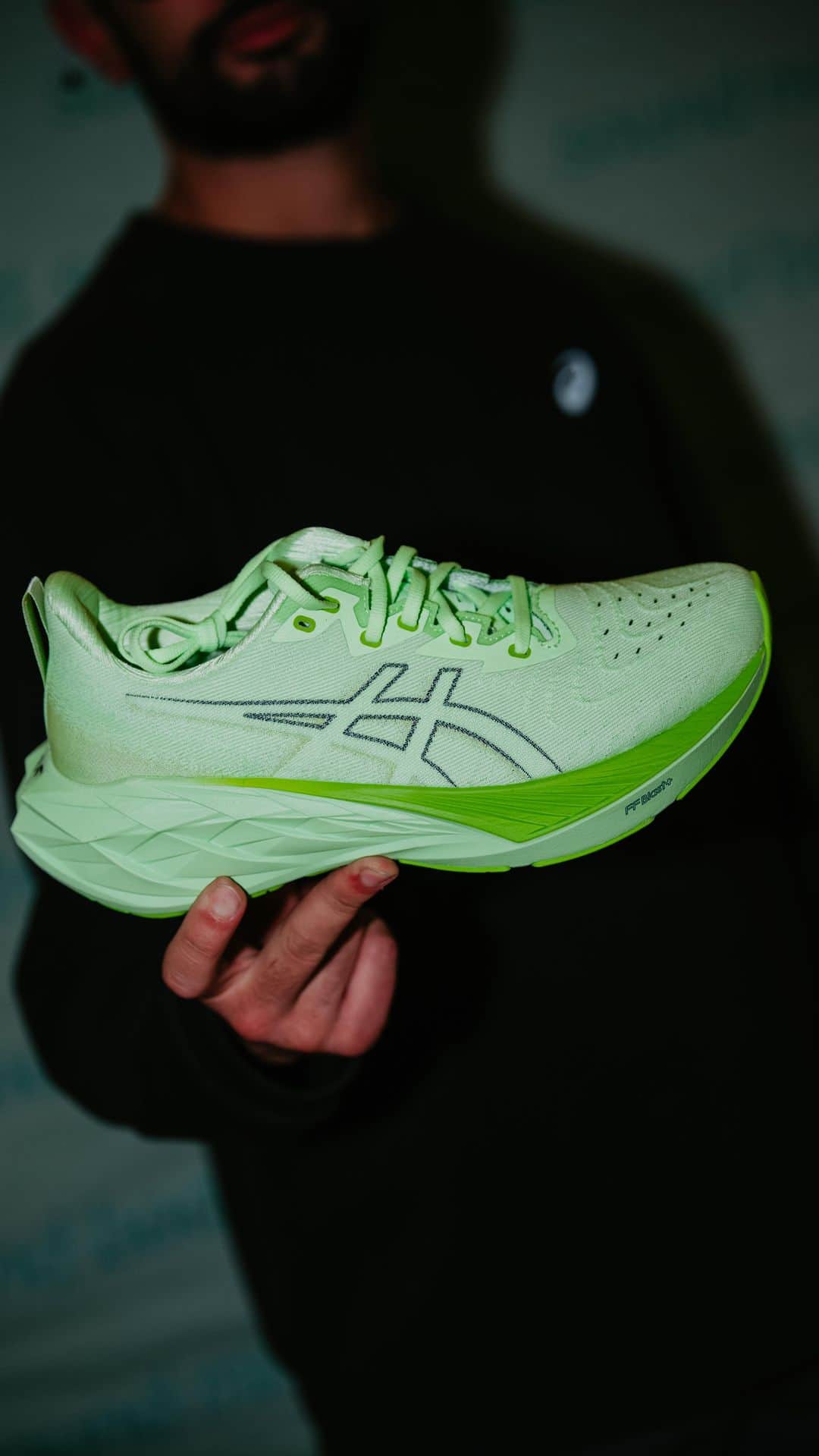 ASICS Americaのインスタグラム：「There was no better place to test out the new NOVABLAST™ 4 shoe than on the streets of NYC during marathon weekend. 🚀   We had a blast shaking out with both @fleetfeetsports & @banditrunning and can’t wait for the rest of the world to experience the shoe on December 1. #NOVABLAST」