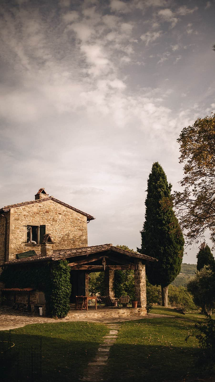 シェイナ・テイラーのインスタグラム：「In Italy, I’m not merely living; I’m thriving in a way that LA couldn’t offer. While LA certainly has its charms, Italy brings me closer to nature’s heart. Here, I handpick olives that transform into liquid gold, tend to fragrant basil for homemade pesto, and gather fresh eggs from my cheerful hens, relishing their vibrant orange yolks born from pure happiness. And then, there are those serene moments when I pause and walk barefoot on my land, forging a profound connection with the earth.  Throughout this Italian adventure, I’ve unearthed the profound truth that life isn’t about mere existence; it’s about living to the fullest. It’s about savoring the sun’s warmth on your skin, indulging in the land’s bountiful offerings, and reaping the rewards of your labor, both in the figurative and literal sense.  Here, on my account, I invite you to embark on this journey with me, whether from my cozy Umbria residence or my new countryside haven near Florence. It’s a life imbued with the riches of nature, delightful culinary explorations, and an intimate communion with the land. 🍃  As the sun gracefully sets over my little slice of Italian paradise, I extend a warm invitation to you. Come, join me in exploring the enchanting Italian dream.」