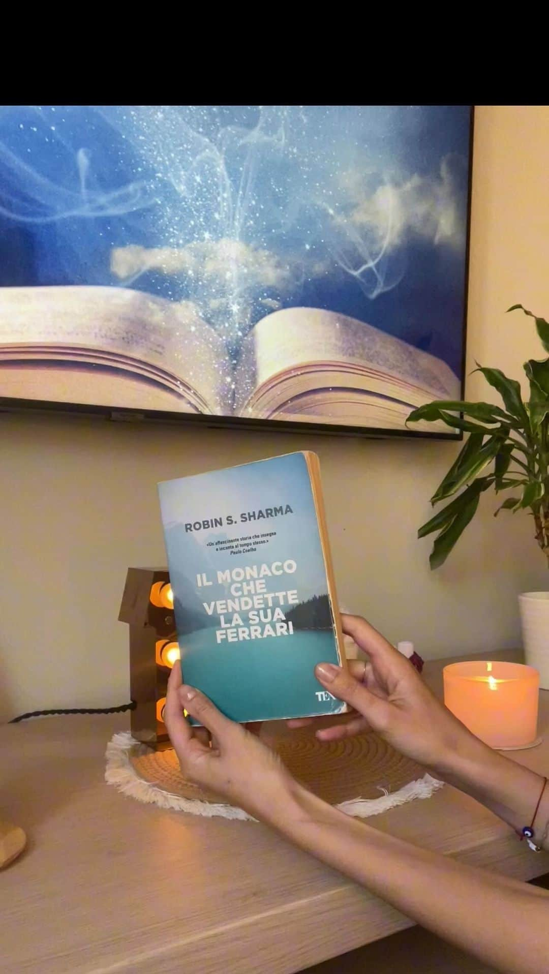 リンダ・モルセッリのインスタグラム：「Ci sono 3 libri che ho sempre trovato fondamentali per la mia crescita personale. Spesso in momenti difficili mi affido a loro, torno a leggerli per ritrovare il mio equilibrio.   Ho deciso di condividerli qui:  “Il Monaco che vendetta la sua Ferrari - R.Sharma” “L’arte della felicità - Dalai Lama” “La sottile arte di fare quello che c***o ti pare - M. Manson”  Ed infine “The Magic - R. Byrne” quest’ultimo è un libro di esercizi da eseguire in 21 giorni, per praticare quotidianamente la Gratitudine. Lo ripeto ogni qualvolta mi senta persa. Inutile dirvi che entro la fine dei 21 gg qualcosa di magico accadrà, sempre.  E Voi avete un libro alla quale ricorrete per ritrovare il vostro equilibrio? Aspetto consigli e condivisioni.  ———————————————  Hay 3 libros que siempre me han parecido fundamentales para mi crecimiento personal. Muchas veces en los momentos difíciles me apoyo en ellos, vuelvo a leerlos para encontrar mi equilibrio.  Decidí compartirlos contigo: “El monje que vendió su Ferrari - @robinsharma ” “El arte de la Felicidad - Dalai Lama” “El sutil arte de que todo te importe una mi*rda - M. Manson”  Y por último “La Magia - R. Byrne” este último es un libro de ejercicios, para practicar la Gratitud diariamente ( para 21 días) . Lo repito cada vez que me siento perdida. No hace falta decir que al final de los 21 días siempre sucederá algo mágico.  ¿Y tienes algún libro al que recurrir para encontrar tu propio equilibrio?」