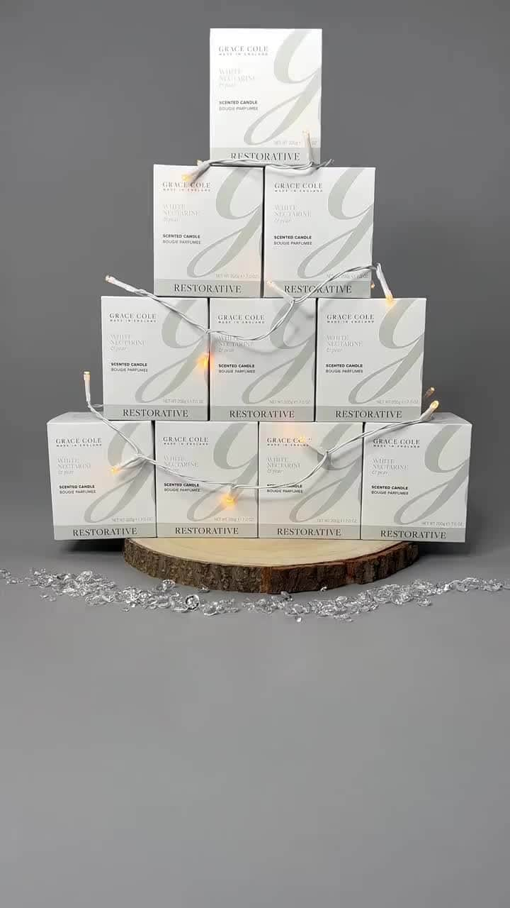 Grace Coleのインスタグラム：「Christmas is coming 🤍⁠ ⁠ Get a free White Nectarine & Pear candle (worth £25) with all orders over £50 for a limited time only!⁠ ⁠ Hand-poured in England, our unique wax blend candles burn for up to 40 hours and will diffuse a rich, continuous scent throughout your home...⁠ ⁠ Click the link in bio to shop gifts 🛒」