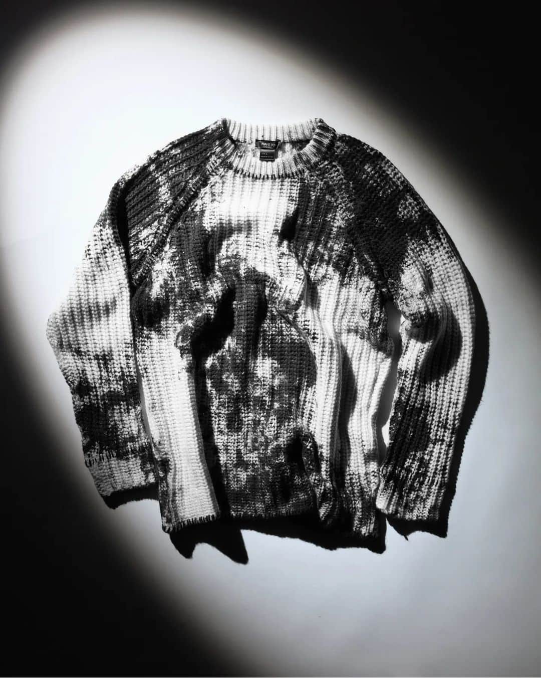 のインスタグラム：「Spot lighting for our spot coloring cashmere and wool crewneck sweater with stitch effect details!  #AvantToiFW23 #AvantToi  #AvantToiWorld #ArtToWear #FW23 #winter #madeinitaly  #knitwear #cashmere #cashmeresweater #sweater #menswear」