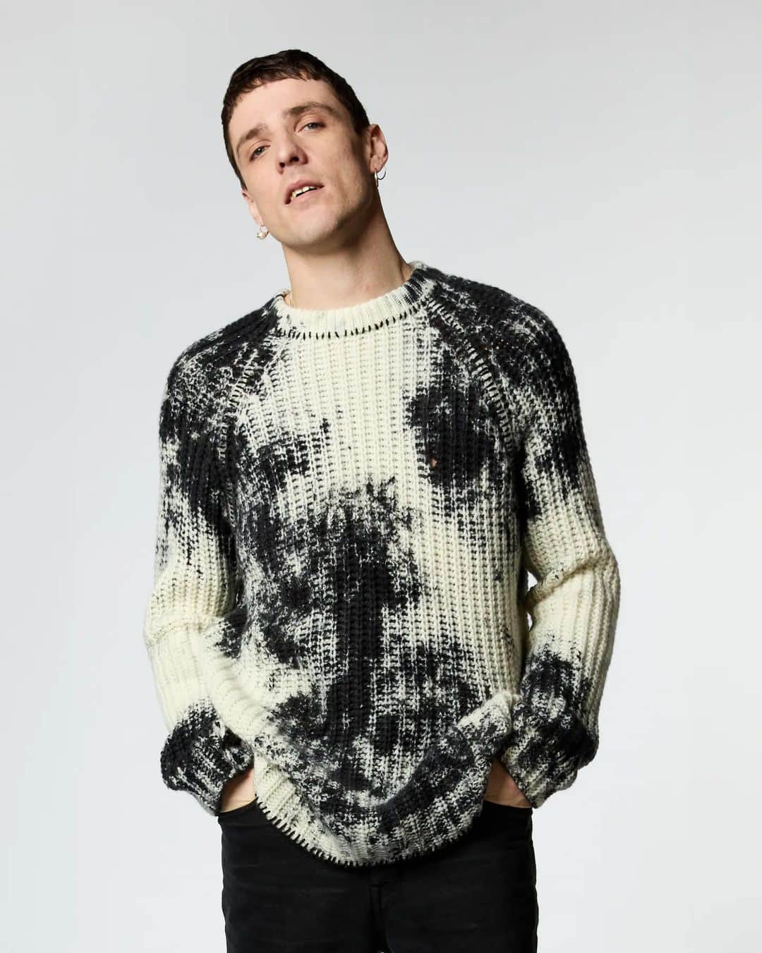 さんのインスタグラム写真 - (Instagram)「Spot lighting for our spot coloring cashmere and wool crewneck sweater with stitch effect details!  #AvantToiFW23 #AvantToi  #AvantToiWorld #ArtToWear #FW23 #winter #madeinitaly  #knitwear #cashmere #cashmeresweater #sweater #menswear」11月9日 3時09分 - avant_toi.it