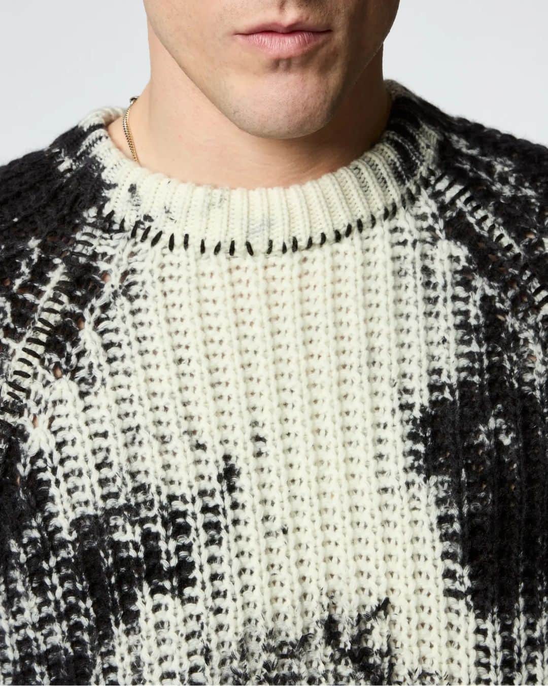 さんのインスタグラム写真 - (Instagram)「Spot lighting for our spot coloring cashmere and wool crewneck sweater with stitch effect details!  #AvantToiFW23 #AvantToi  #AvantToiWorld #ArtToWear #FW23 #winter #madeinitaly  #knitwear #cashmere #cashmeresweater #sweater #menswear」11月9日 3時09分 - avant_toi.it