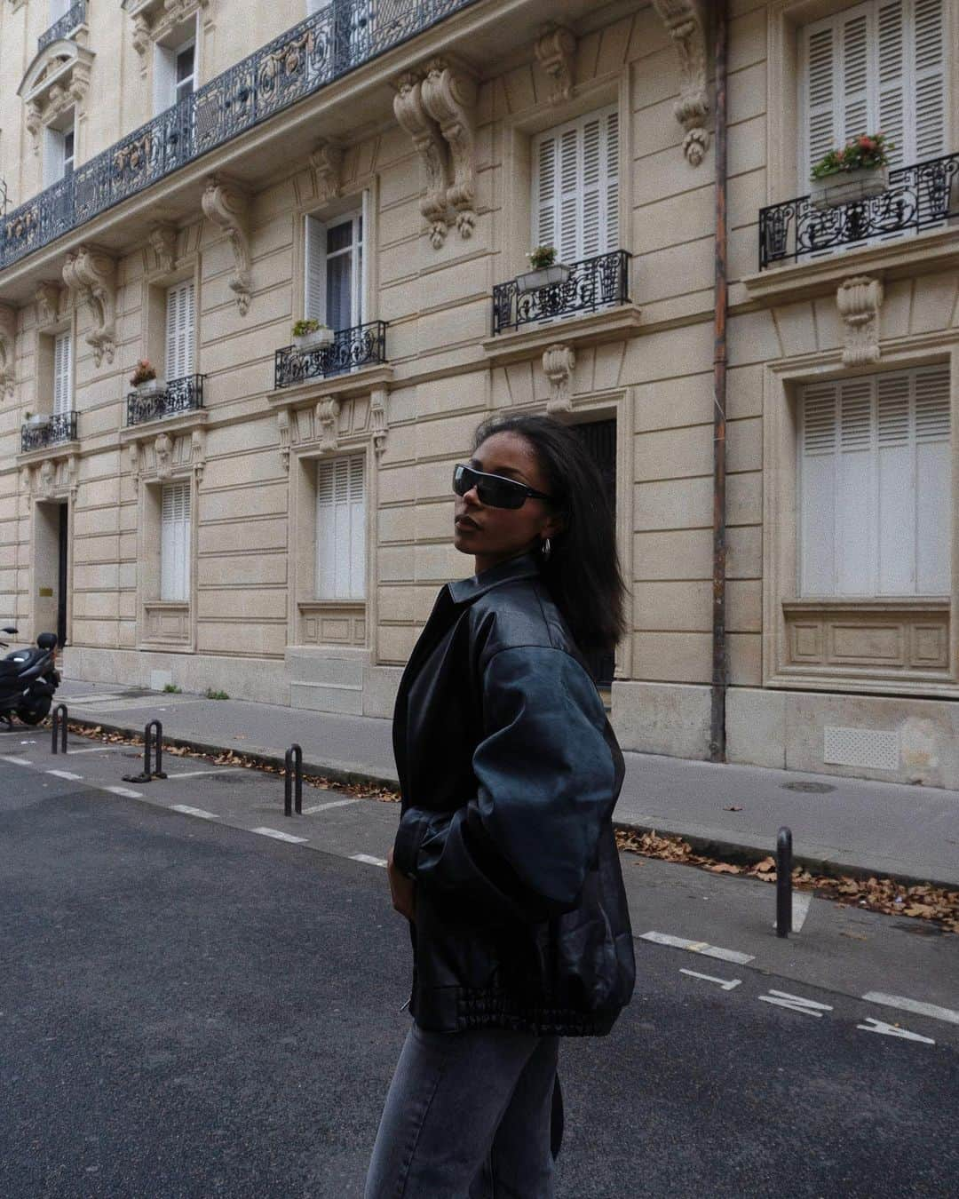 トップショップさんのインスタグラム写真 - (トップショップInstagram)「Leather is the new denim  #Topshopmuse @_sarahndiaye_ wears faux leather suedette bomber jacket [130274939]」11月9日 3時12分 - topshop