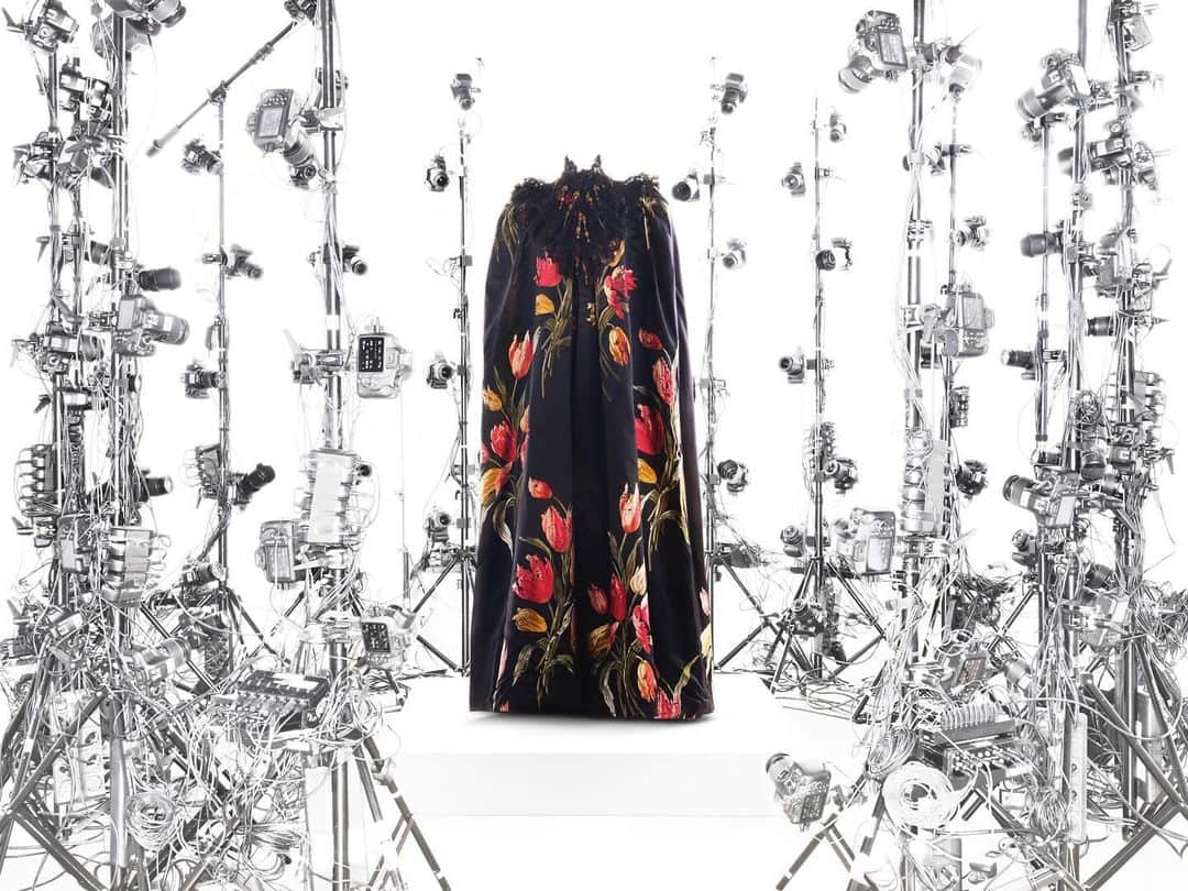 ニック・ナイトのインスタグラム：「I am so proud and excited to announce that I am working in collaboration with the brilliant Andrew Bolton on Sleeping Beauties: Reawakening Fashion, at The Metropolitan Museum of Art’s Spring 2024 Costume Institute!  Lots more to follow and here is the Press release :  In collaboration with Andrew Bolton, Nick Knight and SHOWstudio will lend their distinct vision to Sleeping Beauties: Reawakening Fashion, The Metropolitan Museum of Art’s Spring 2024 Costume Institute exhibition, of which Nick Knight is the Creative Consultant.  The landmark exhibition will reawaken rare historical garments and rarefied contemporary fashions, affording visitors sensorial ‘access’ via various technological activations developed and realised by Nick Knight and SHOWstudio, from cutting-edge tools, augmented reality, artificial intelligence, and computer-generated imagery to traditional formats of x-rays, video animation, light projection, and soundscapes.  For example, the walls of one gallery will be embossed with the foliate, vegetal, and insectoid embroidery of an Elizabethan bodice, and in another, a Hitchcockian swarm of black birds encircle a black tulle evening dress designed by Madeleine Vionnet just before the outbreak of World War II.  In celebration of the exhibition opening, The Met Gala will take place on Monday, May 6, 2024.」