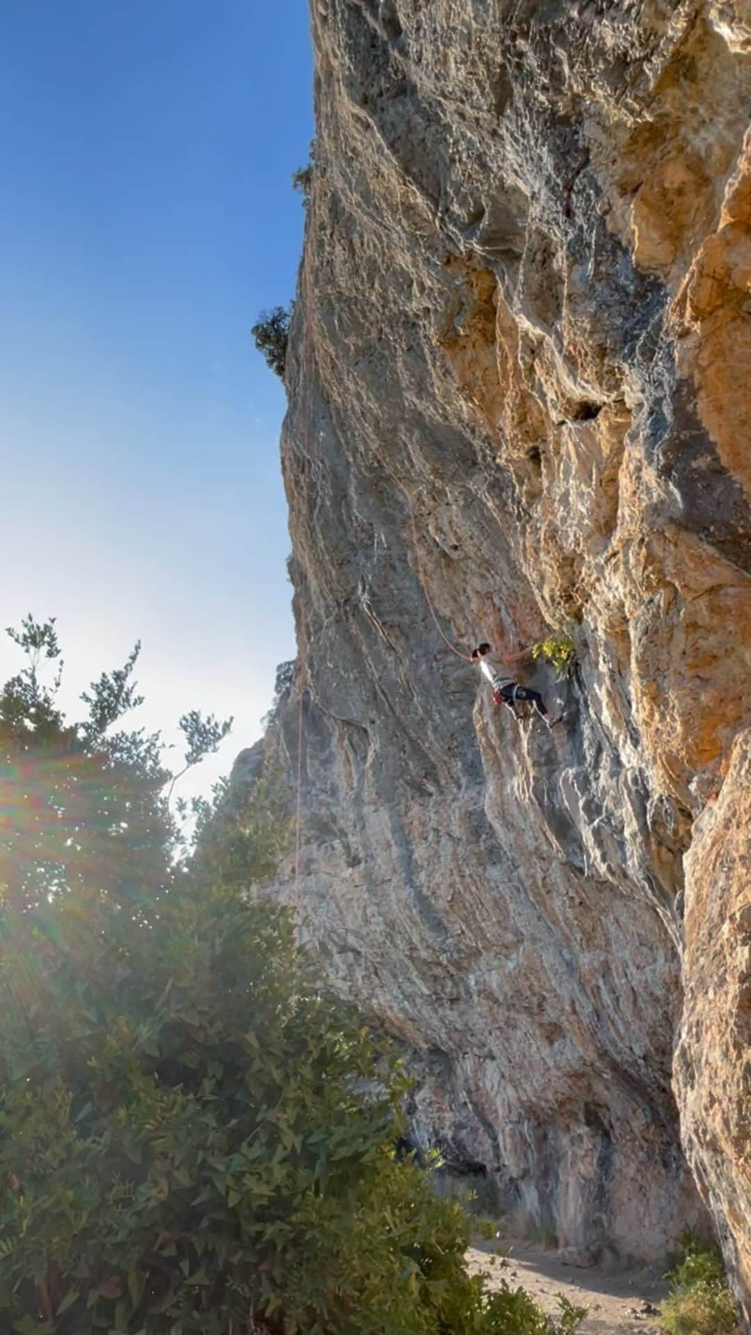 ジュリアン・ワームのインスタグラム：「Top roping [is one of the relatively safest forms of rock climbing and is used by most beginners and novices of the sport]   …and it also turns out being quite advantageous when being pregnant and has recently become my main form of climbing. In the video you can watch me failing on a beautiful 7c+ which turned out to be a bit too hard in the absence of abdominal muscles, nevertheless quite enjoyable.   @madrockclimbing @mammut_swiss1862 @skalo.climbing @grimper.ch」