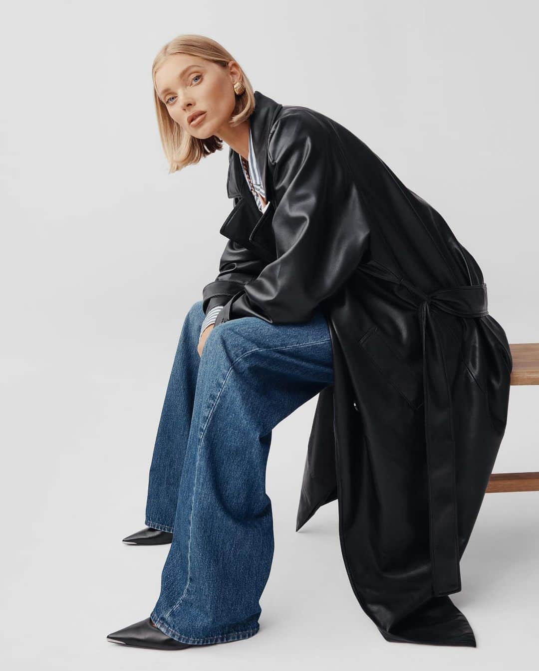 GAPさんのインスタグラム写真 - (GAPInstagram)「A classic trench with the volume turned up. Notched collar, tie belt, with a sleek back slit. The Trench Coat is now in vegan leather — worn by Elsa Hosk.  Link in bio to explore the full outerwear collection.」11月9日 3時22分 - gap