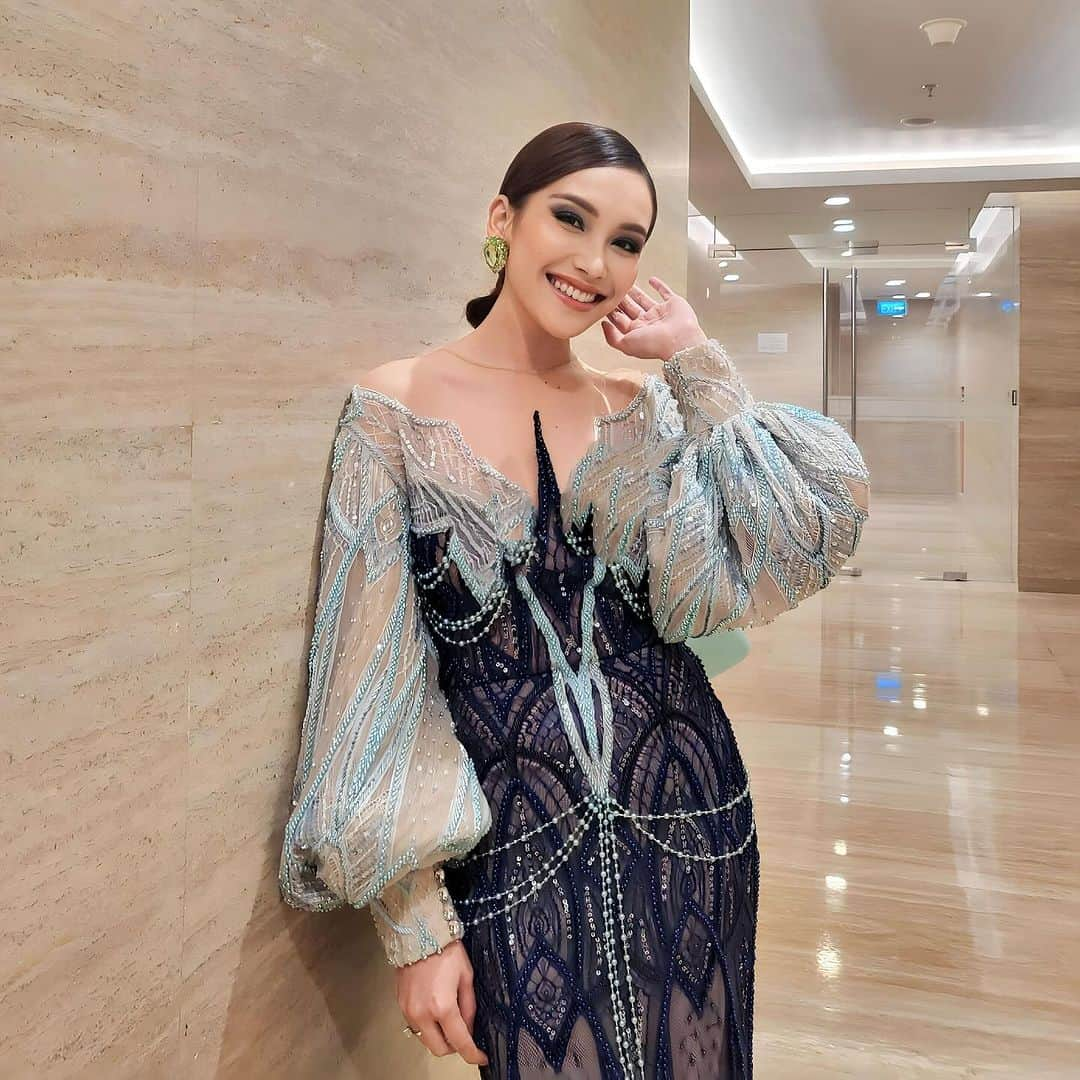 アユ・ティンティンのインスタグラム：「💙🩵 카데이 In @anazofficial  Hairdo @keysara1102  Earrings @rinaldyyunardi  Stylist @erichalamin  Styling team @muhafiattt」