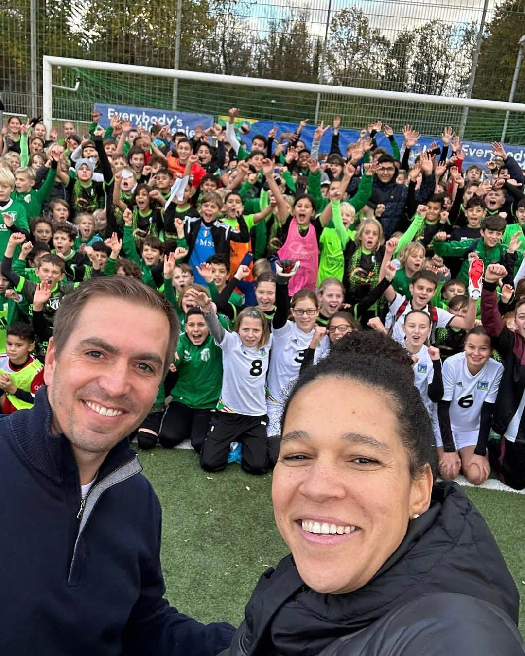 フィリップ・ラームのインスタグラム：「Die Planungen für die UEFA EURO 2024 laufen auf Hochtouren & die Host Cities wie Düsseldorf leisten sehr gute Arbeit! Vor allem das Ehrenamt, die Volunteers, spielen bei der EURO 2024 eine zentrale Hauptrolle. Zeitgleich müssen Celia & ich uns aufgrund der vielen globalen Krisen auch im Hinblick auf die UEFA EURO 2024 mit neuen Herausforderungen beschäftigen. Die EURO 2024 ist ein sportliches Großereignis, und damit hat dieses Turnier eine wichtige gesellschaftliche Bedeutung. Jetzt gilt es, die westlichen Werte wie Freiheit & Demokratie zu verteidigen, um sie dann im Sommer gemeinsam feiern zu können. @euro2024 @celia.sasic @unitedbyfootball2024   The preparations for UEFA EURO 2024 are in full swing, and the host cities like Düsseldorf are doing an excellent job! Especially the volunteers, who are an integral part of EURO 2024, are playing a central role. At the same time, Celia and I must also deal with new challenges in light of the many global crises, including the UEFA EURO 2024. EURO 2024 is a major sporting event, and thus, this tournament holds significant societal importance. Now, it’s essential to defend Western values like freedom and democracy, so we can celebrate them together in the summer.」