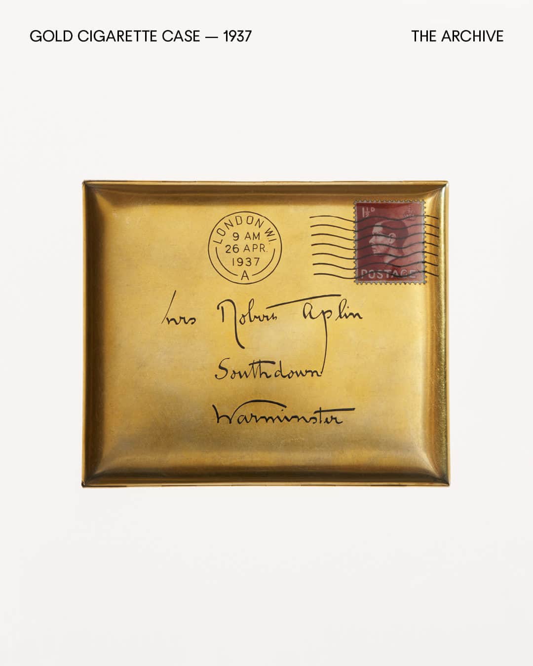 のインスタグラム：「The size of a small envelope, this 14 carat gold cigarette case features a personal engraving from 1937 – likely a piece made for one of Alfred Dunhill’s clients of the day. There’s a rich heritage of compendiums and cases in the House archive that demonstrate our legacy of small, multi-functional and beautifully-engineered products.   #dunhillARCHIVE」