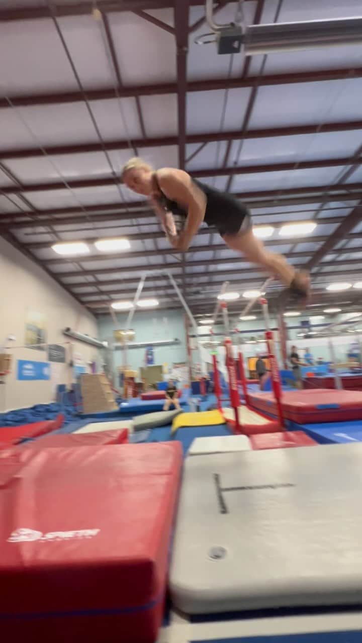 エリー・ブラックのインスタグラム：「Wait for it… Bye bye 👋  #Gymnastics #TeamCanada #TheGrind」
