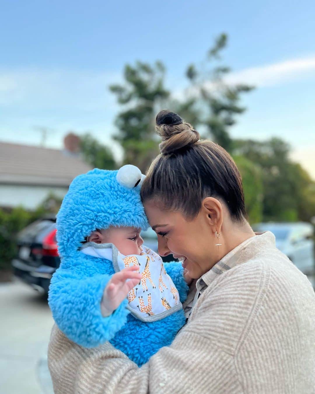 マリア・メノウノスのインスタグラム：「Love my Cookie Monster! Some late Halloween pics . I’m madly deeply in love with this soul. God has truly blessed me!」