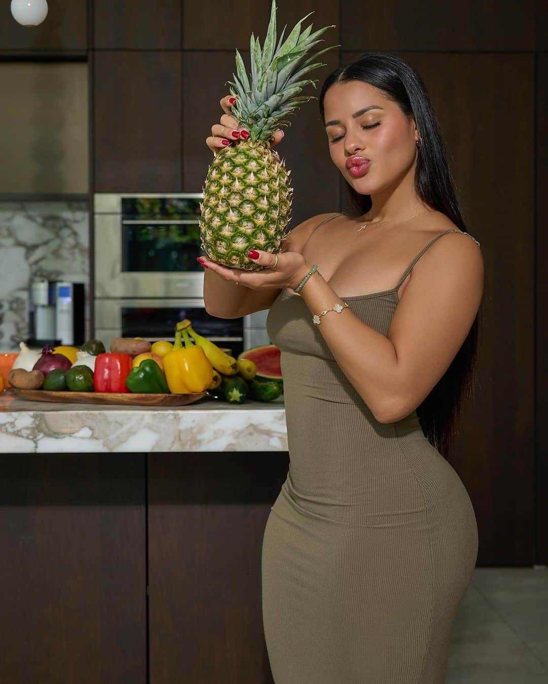 Katya Elise Henryさんのインスタグラム写真 - (Katya Elise HenryInstagram)「2 things babes… eat your pineapple and your meals from the @wbkfit app, and with over thousands to choose from, you can’t go wrong. 😼」11月9日 3時37分 - katyaelisehenry