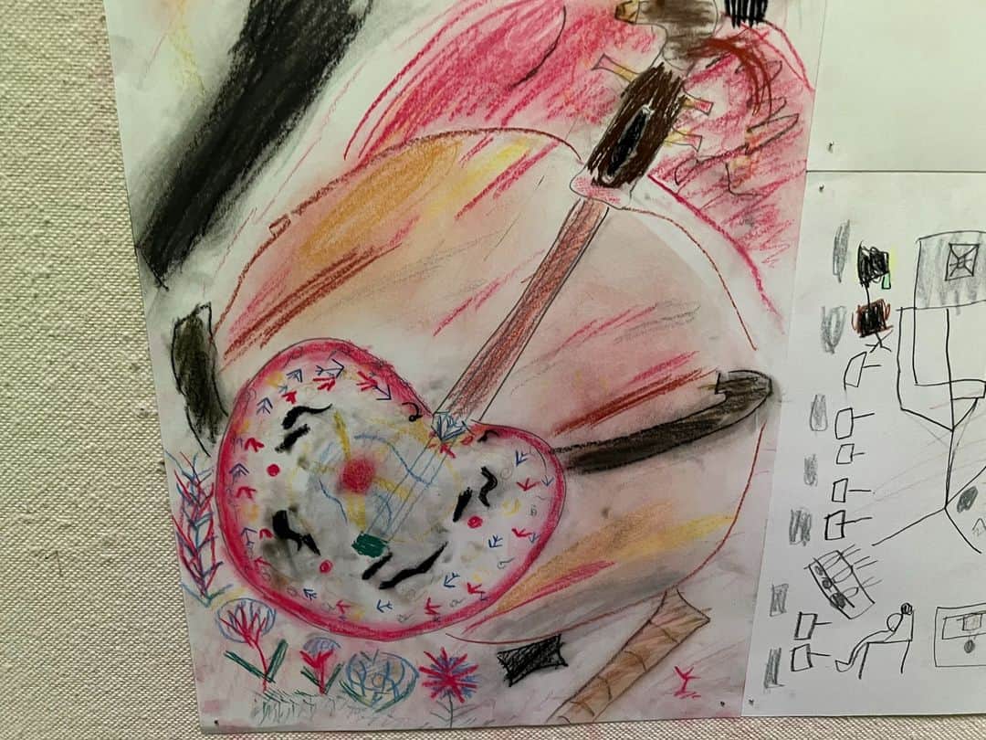 巻上公一さんのインスタグラム写真 - (巻上公一Instagram)「11月5日 宇川直宏展 FINAL MEDIA THERAPIST 最終日 ‎練馬区立美術館  こどもたちの絵が ホーメイ ドシュプルールを映している」11月9日 3時39分 - koichimakigami