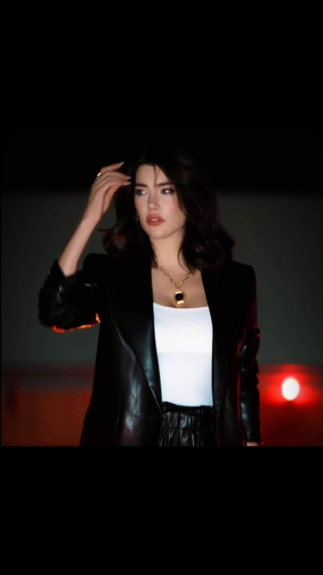 ジャクリーン・マッキネス・ウッドのインスタグラム：「👋🏼She baackkkk!! • The Bold and Beautiful episode outfit  styled by @jeresa_featherstone  Jacket and shorts by @aliceandolivia  @boldandbeautifulcbs」