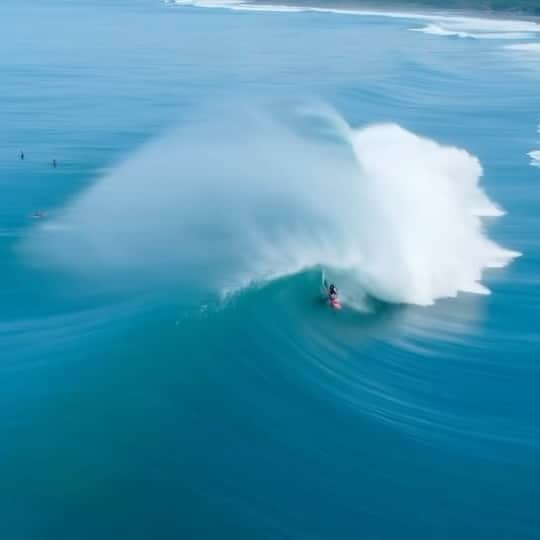 クイックシルバーのインスタグラム：「Dreamy one from @alan_jr_cleland to make it through Wednesday. Riding his 8’8 @tpattersonsurfboards   Shot by @carlospisa88_」