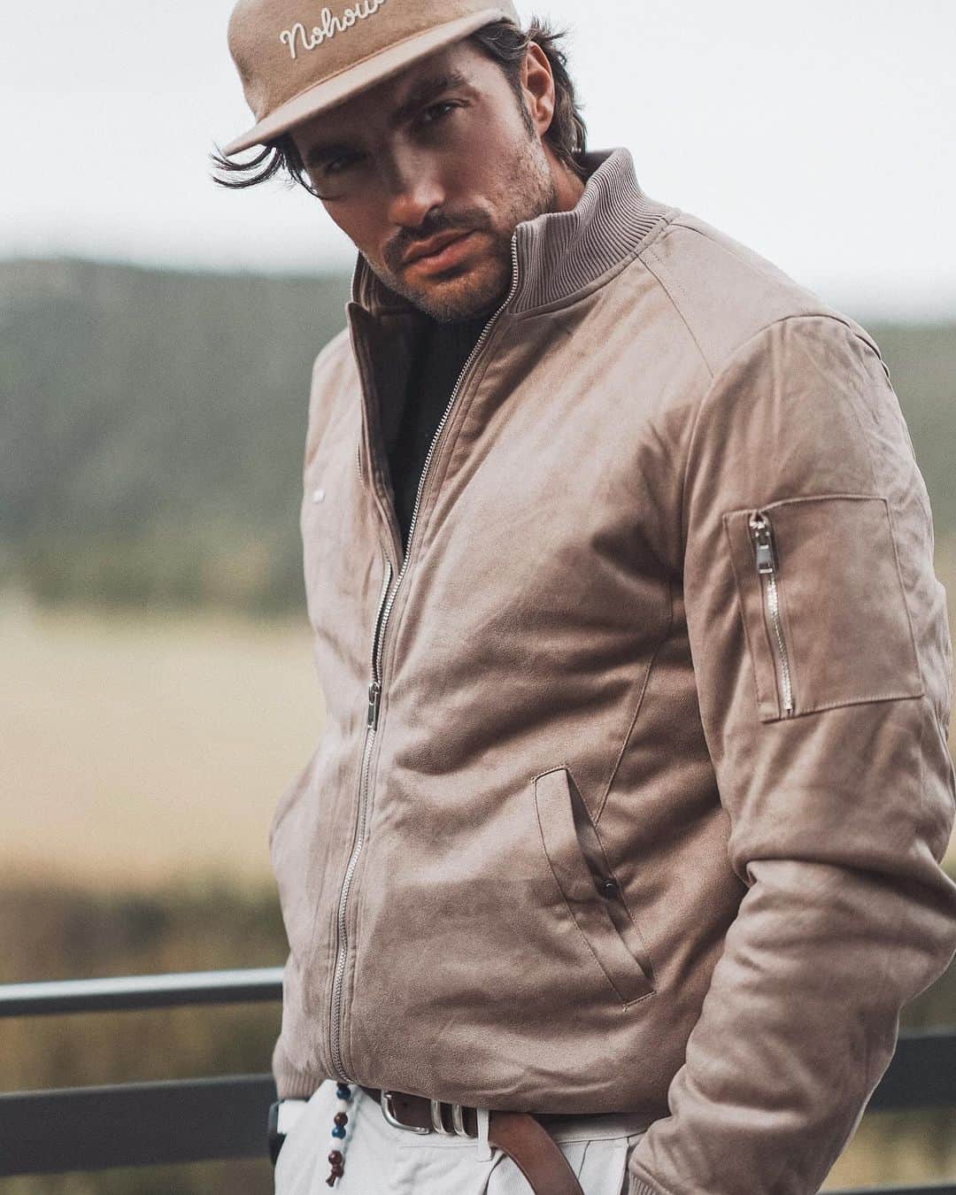 Mariano Di Vaioのインスタグラム：「Time to wear the good stuff ❄️  New warm and chic bomber by @nohow •  Link in stories !!」