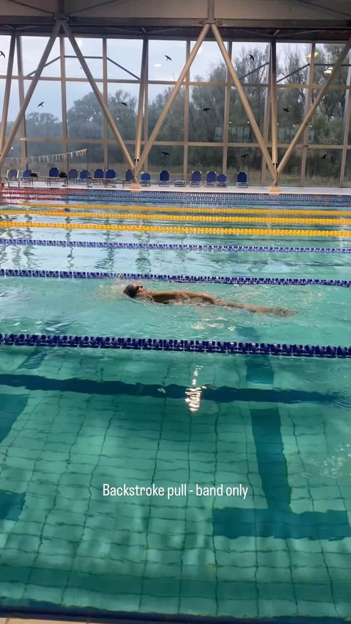 ズザンナ・ヤカボスのインスタグラム：「try this one next time . . . #swimming #swimmer #backstroke #backstrokeswimming #backstrokepull #swimvideo #swimdrills」