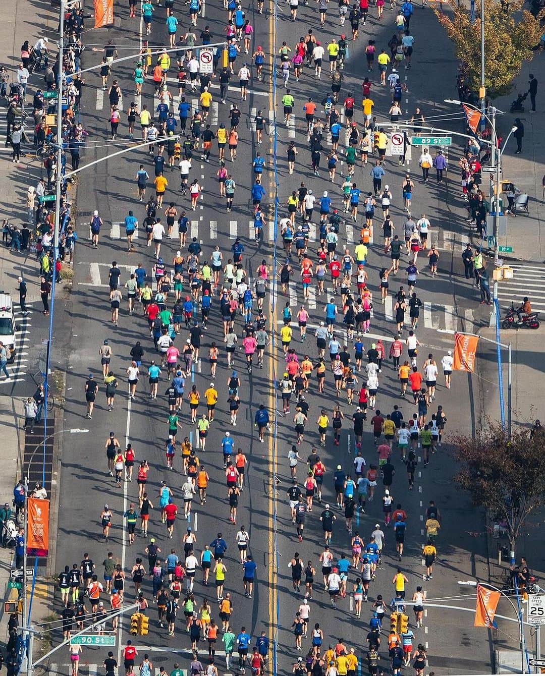 Earth Picsさんのインスタグラム写真 - (Earth PicsInstagram)「Photographer @craigsbeds captures these Breathtaking Views of the NYC Marathon From above」11月9日 3時59分 - earthpix