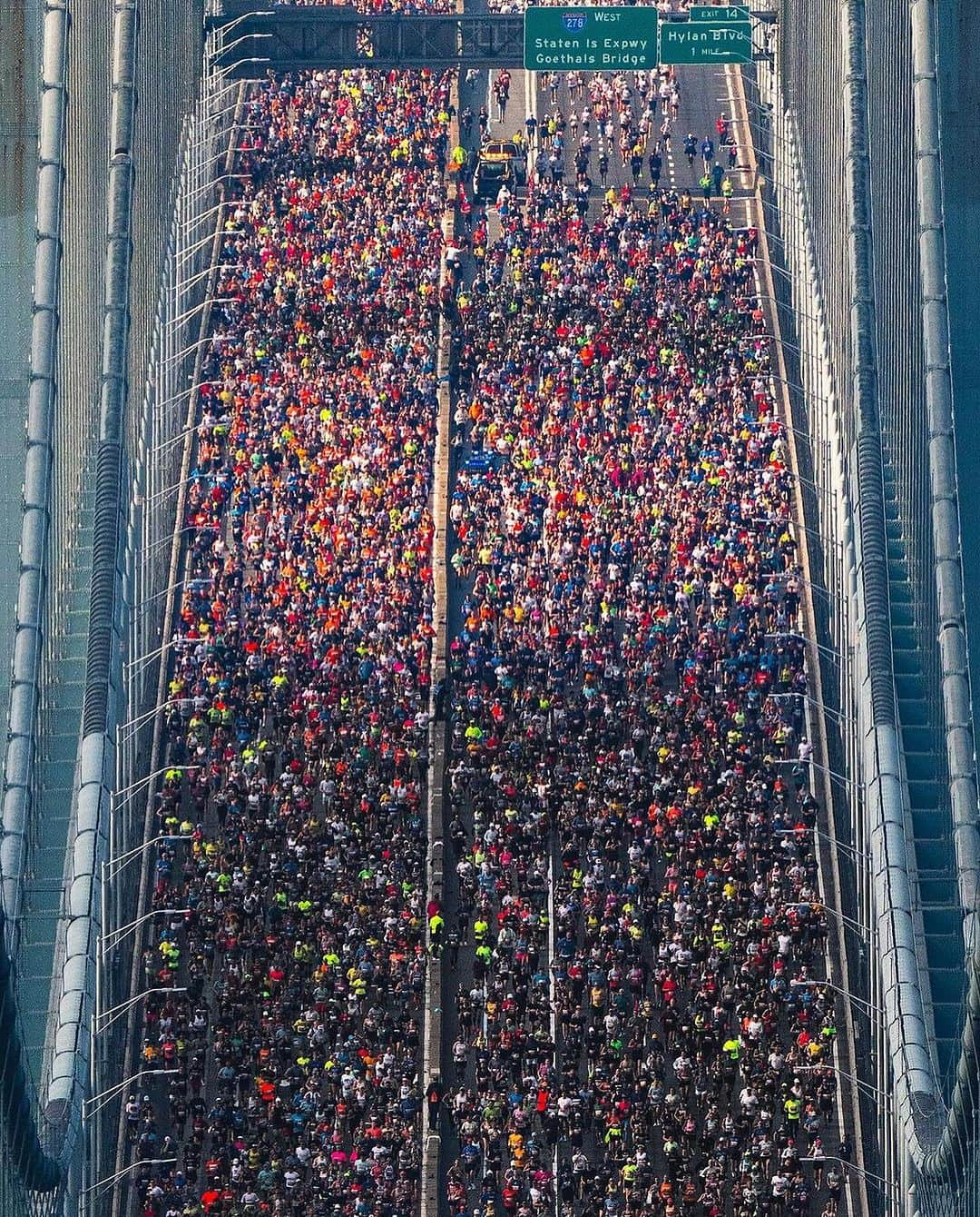 Earth Picsさんのインスタグラム写真 - (Earth PicsInstagram)「Photographer @craigsbeds captures these Breathtaking Views of the NYC Marathon From above」11月9日 3時59分 - earthpix