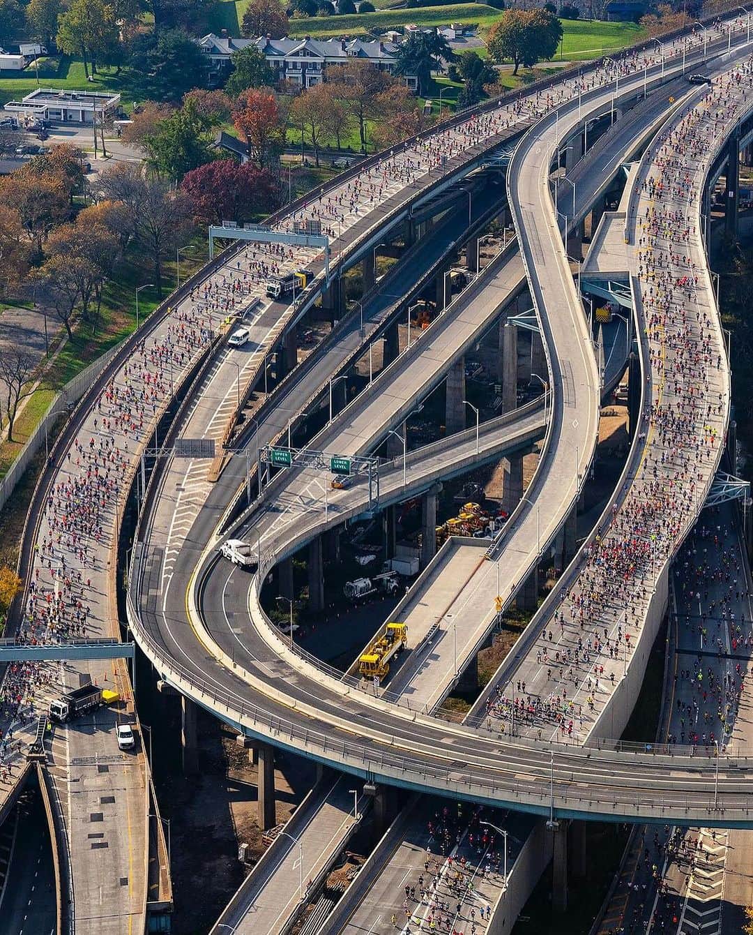 Earth Picsさんのインスタグラム写真 - (Earth PicsInstagram)「Photographer @craigsbeds captures these Breathtaking Views of the NYC Marathon From above」11月9日 3時59分 - earthpix