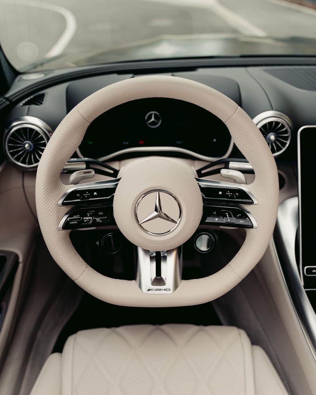 メルセデス・ベンツさんのインスタグラム写真 - (メルセデス・ベンツInstagram)「Lean back and enjoy the ride with the @mercedesamg #SL63.   📷 @radovanhloska  #MercedesBenz #MercedesAMG #MBfanphoto   [Mercedes-AMG SL 63 4MATIC+ | WLTP: Kraftstoffverbrauch kombiniert: 13,2‒12,8 l/100 km | CO₂-Emissionen kombiniert: 299‒291 g/km | mb4.me/DAT-Leitfaden]」11月9日 4時00分 - mercedesbenz