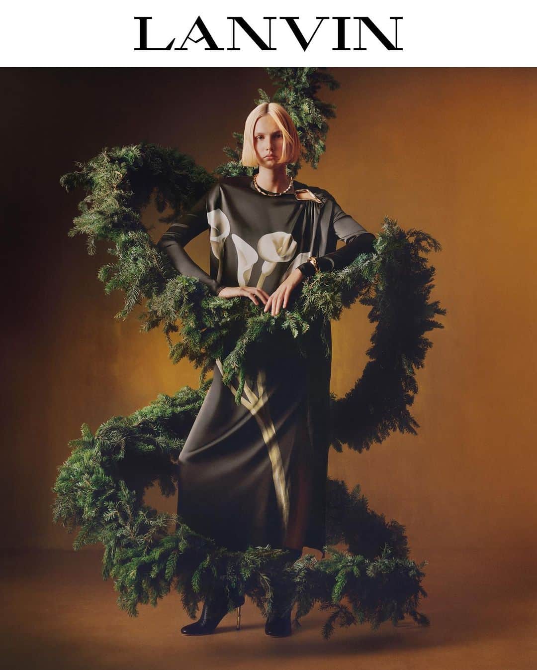 ランバンのインスタグラム：「LANVIN Holiday 2023: Light, shadow, magic   Illuminating the dark and cold of winter with golden light, LANVIN Holiday 2023 appears as an optimistic signal of benevolence and hope.   Campaign photographed by @theodegueltzl    #LANVINHOLIDAY2023  #LANVIN」