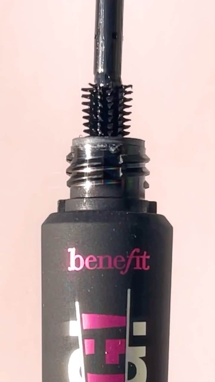 のインスタグラム：「Want to be on the nice lash list? 😉 Packed with three full-size mascaras and a mini, our Nice List Lashes set $48 ($99 value) available at @ultabeauty now will have you (or your giftee) party-ready this holiday season 🥂⁠ ⁠ ✨ BADgal BANG! volumizing mascara⁠ ✨ Roller Lash curling mascara⁠ ✨ They're Real! lengthening mascara⁠ ✨ Fan Fest mini fanning mascara⁠ ⁠ 📹: @smearcrush⁠ ⁠ #benefitcosmetics #holidaymakeup #mascara」