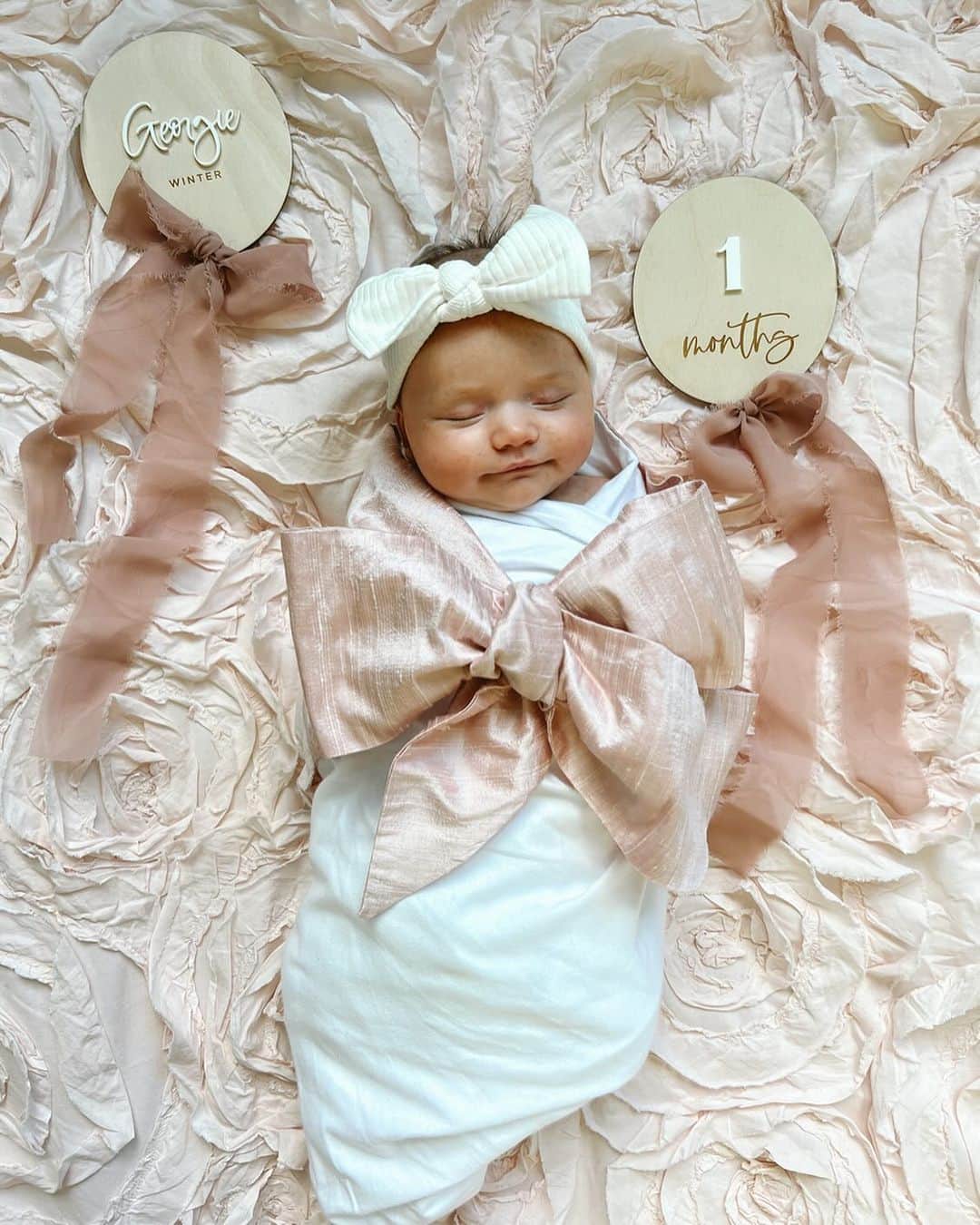 タラ・リピンスキーのインスタグラム：「*Missed the month mark by a long shot but got it in.  Just over here winging it the best way I can with this adorable little cuddle bug.🐞   What is not pictured is her houdini-ing her way out of the swaddle and Sully thinking the photo shoot was about him. But through the chaos I somehow got this one snapshot of our Georgie girl.   #daughter #motherhood」