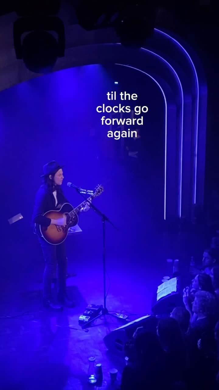 ジェームズ・ベイのインスタグラム：「It was so much fun to play such an intimate, special room last night - all in aid of @bankuet ♥️ I got to play you some new songs and some old and had a brilliant time. Here’s ‘Clocks Go Forward’ from Lafayette x」