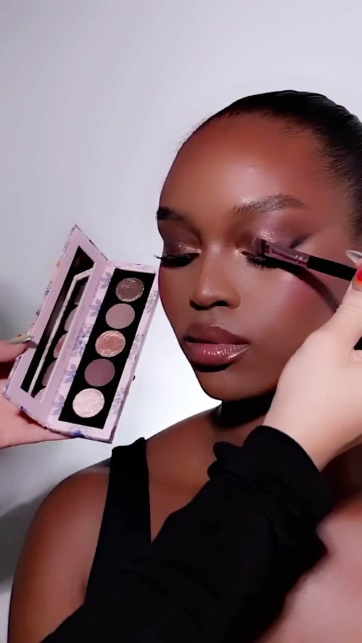 パット・マグラスのインスタグラム：「DAZZLING DESIRE ✨💎✨ This NEW LIMITED EDITION #Holiday2023 Bijoux Brilliance Eye Shadow Palette: Bronze Ecstasy captivates with its blend of opulent colors. From the champagne rose shimmer of ‘STARLIT CHAMPAGNE’ to the deep burgundy allure of ‘MERLOT MYSTIQUE,’ crowned with the metallic sparkle of ‘HONEY NECTAR.’ ✨💎✨ SHOP NOW at PATMcGRATH.COM.  MAJOR #McGrathMuse @laporcshia  ✨STARRING✨ Bijoux Brilliance Eye Shadow Palette: Bronze Ecstasy ‘STARLIT CHAMPAGNE’ - Champagne Rose Shimmer ‘MERLOT MYSTIQUE’ - Deep Burgundy Satin Matte ‘HONEY NECTAR’ - Glistening Honey Gold Sparkle Metallic」