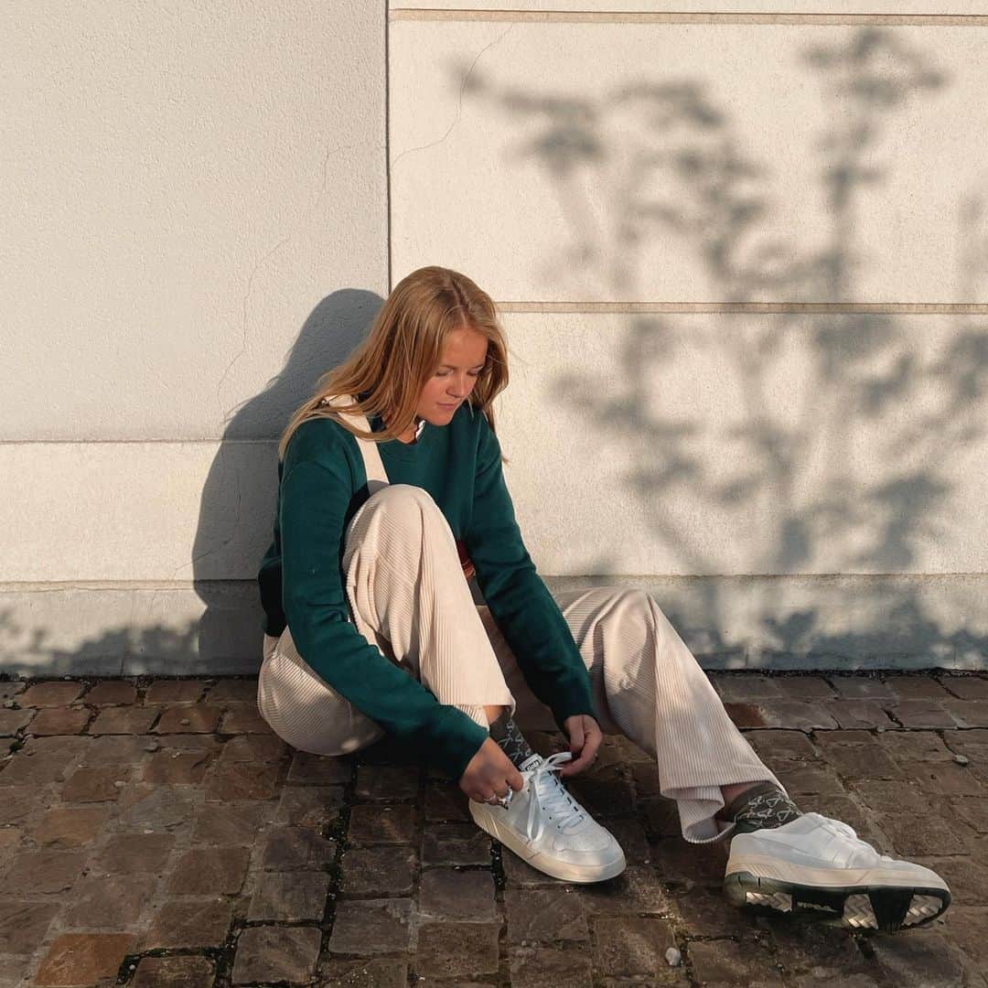 ゴーラさんのインスタグラム写真 - (ゴーラInstagram)「Trainer of the week 👌🏻styled by @mathildevndl ⁠ ⁠ Shop now at Gola.co.uk⁠ 🔎 style: Allcourt '86」11月9日 4時08分 - golaclassics