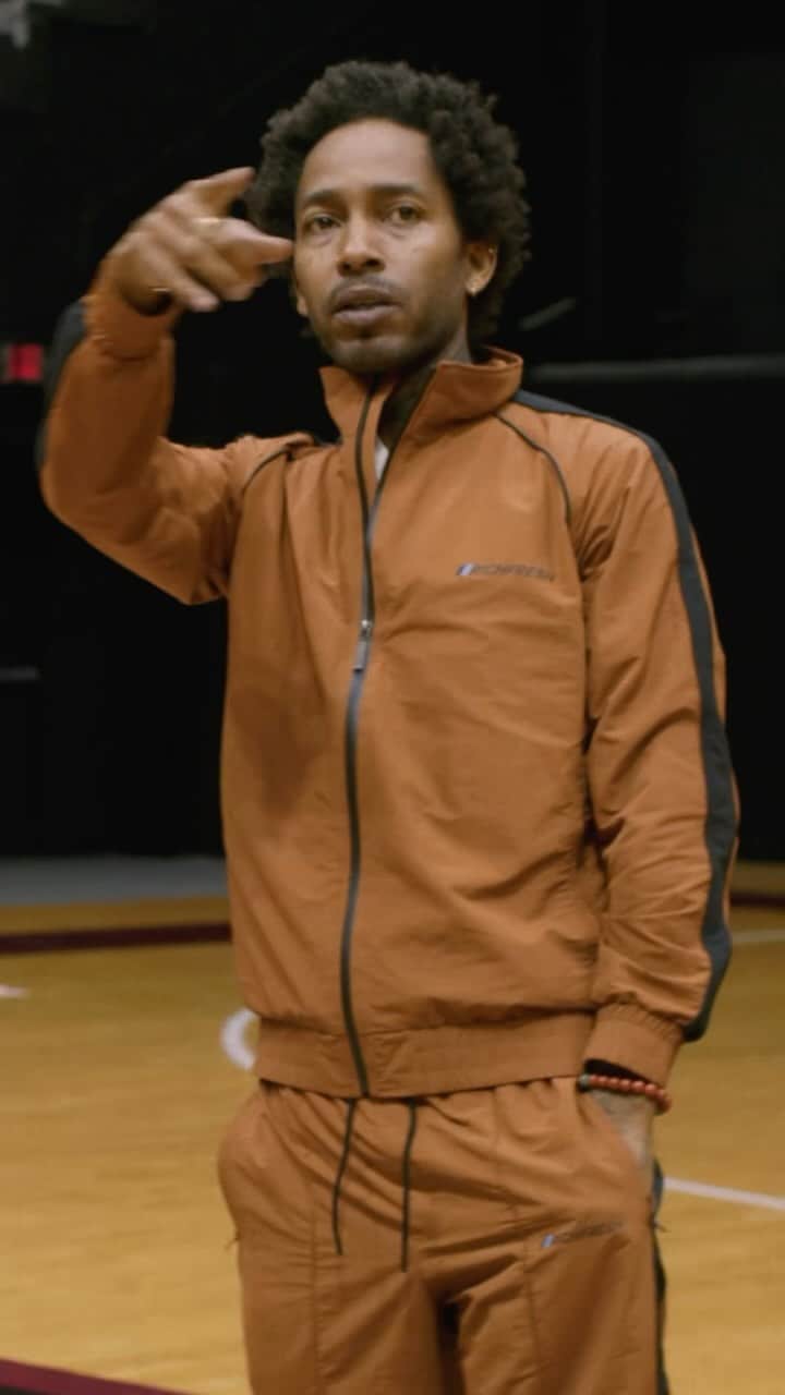 Under Armour Basketballのインスタグラム：「WHEN YOU LOOK GOOD, YOU FEEL GOOD. Before heading to Paris 🇫🇷 @RichFresh was on campus with @gamecockwbb and @ndwbb to infuse each teams soul and personality in their threads 🧵 STAY TUNED…」
