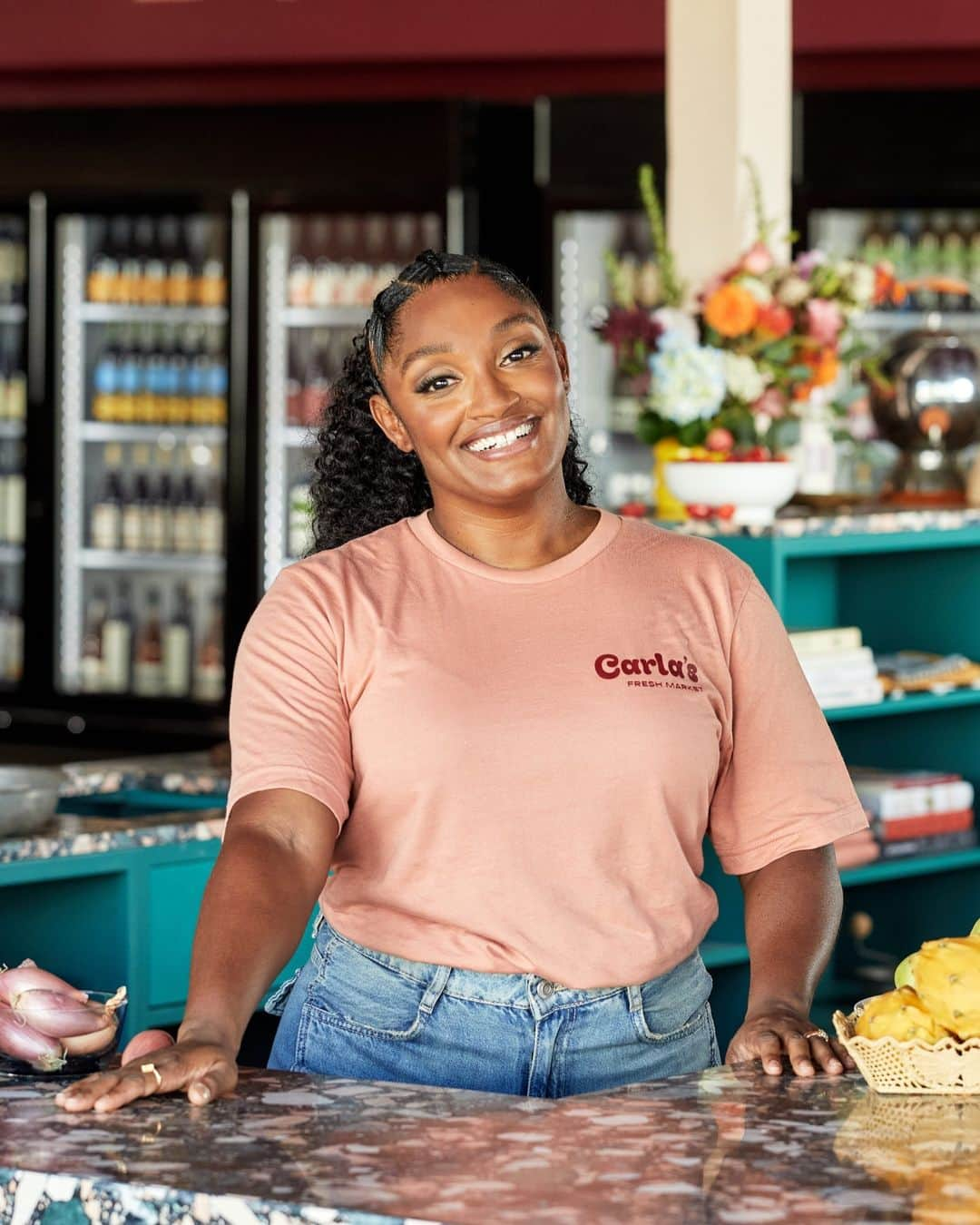 Eater LAさんのインスタグラム写真 - (Eater LAInstagram)「Carla’s Fresh Market is meant to be a one-stop shop. Founder Ariell Ilunga imagines customers coming in to pick up everyday items like a bottle of Heinz ketchup, or a bunch of carrots from Weiser Family Farms and a loaf of bread from Clark Street Bakery.   “I’m realistic, I’m not a foodie for the sake of being a foodie, I’m a Black American mom,” says Ilunga. “We’re feeding families. We need value, we need accessibility, we need ease, and then there’s a time to layer in some special stuff that delights you and makes you happy and makes life less awful.” Tap the link in bio to read the opening feature by Eater LA senior editor Cathy Chaplin (@gastronomyblog).  📸: Katrina Frederick」11月9日 4時15分 - eater_la