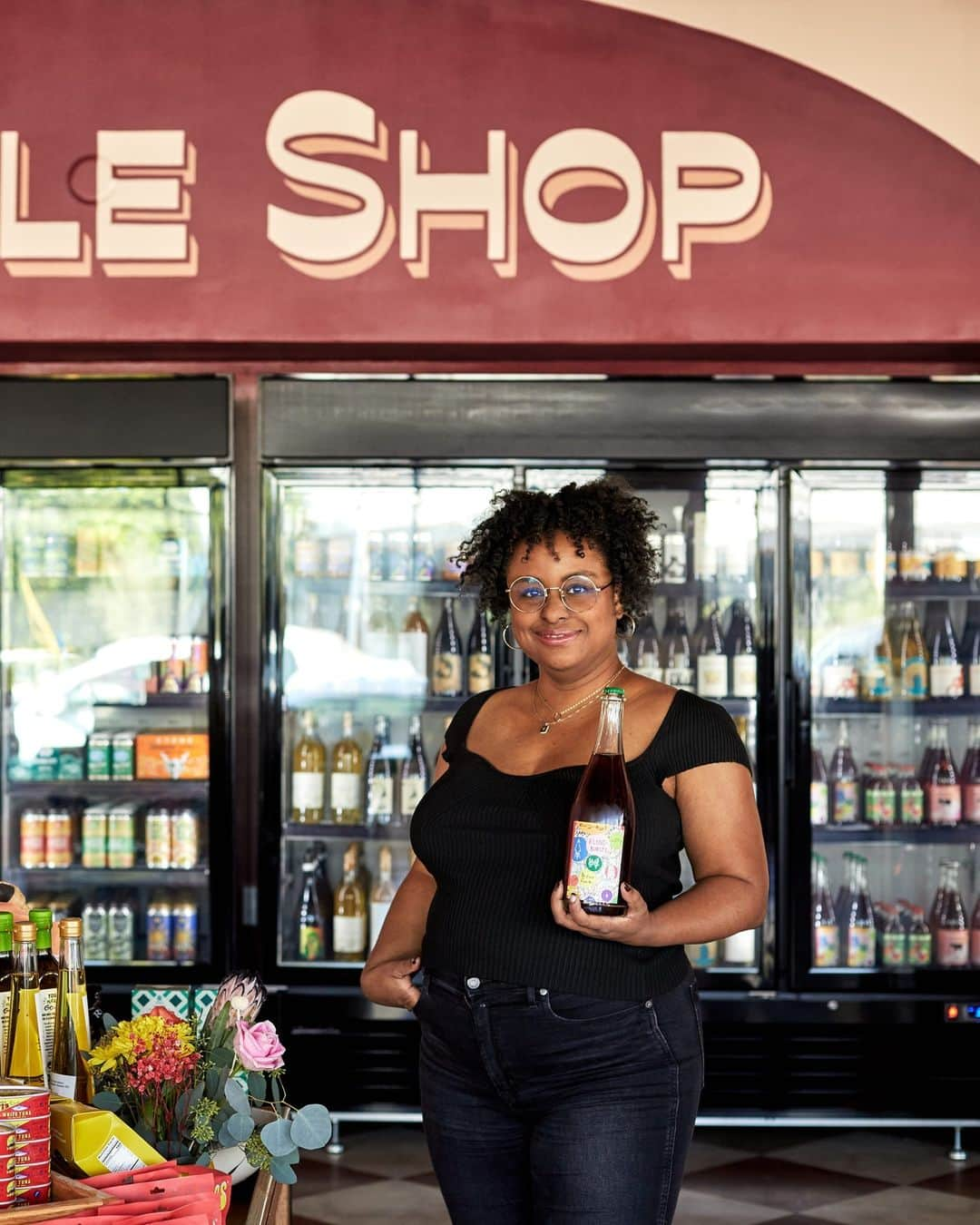 Eater LAさんのインスタグラム写真 - (Eater LAInstagram)「Carla’s Fresh Market is meant to be a one-stop shop. Founder Ariell Ilunga imagines customers coming in to pick up everyday items like a bottle of Heinz ketchup, or a bunch of carrots from Weiser Family Farms and a loaf of bread from Clark Street Bakery.   “I’m realistic, I’m not a foodie for the sake of being a foodie, I’m a Black American mom,” says Ilunga. “We’re feeding families. We need value, we need accessibility, we need ease, and then there’s a time to layer in some special stuff that delights you and makes you happy and makes life less awful.” Tap the link in bio to read the opening feature by Eater LA senior editor Cathy Chaplin (@gastronomyblog).  📸: Katrina Frederick」11月9日 4時15分 - eater_la