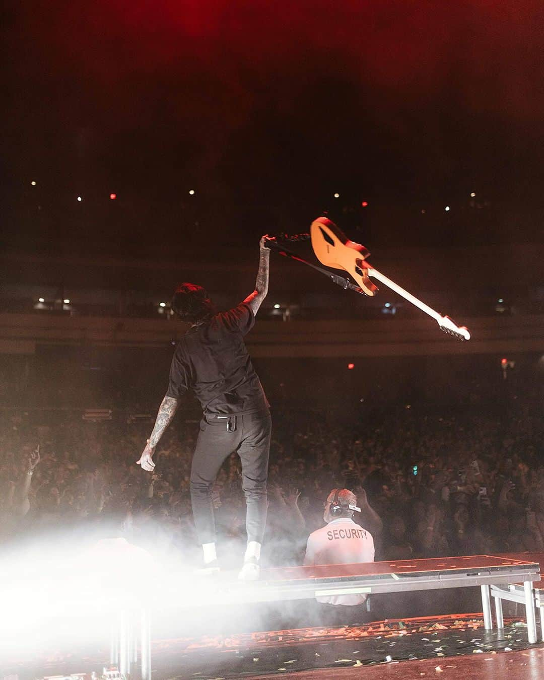 ピアス・ザ・ヴェイルさんのインスタグラム写真 - (ピアス・ザ・ヴェイルInstagram)「This is our first time headlining arenas and venues this size. Thank you to our fans for building us up and giving us this opportunity. The Jaws Of Life Tour belongs to you. What city are you coming out to? 💛  📷 @v.trvn」11月9日 4時12分 - piercetheveil