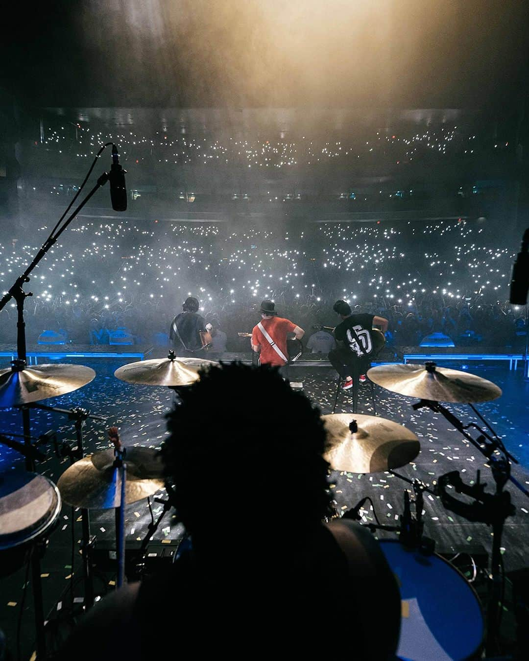 ピアス・ザ・ヴェイルさんのインスタグラム写真 - (ピアス・ザ・ヴェイルInstagram)「This is our first time headlining arenas and venues this size. Thank you to our fans for building us up and giving us this opportunity. The Jaws Of Life Tour belongs to you. What city are you coming out to? 💛  📷 @v.trvn」11月9日 4時12分 - piercetheveil