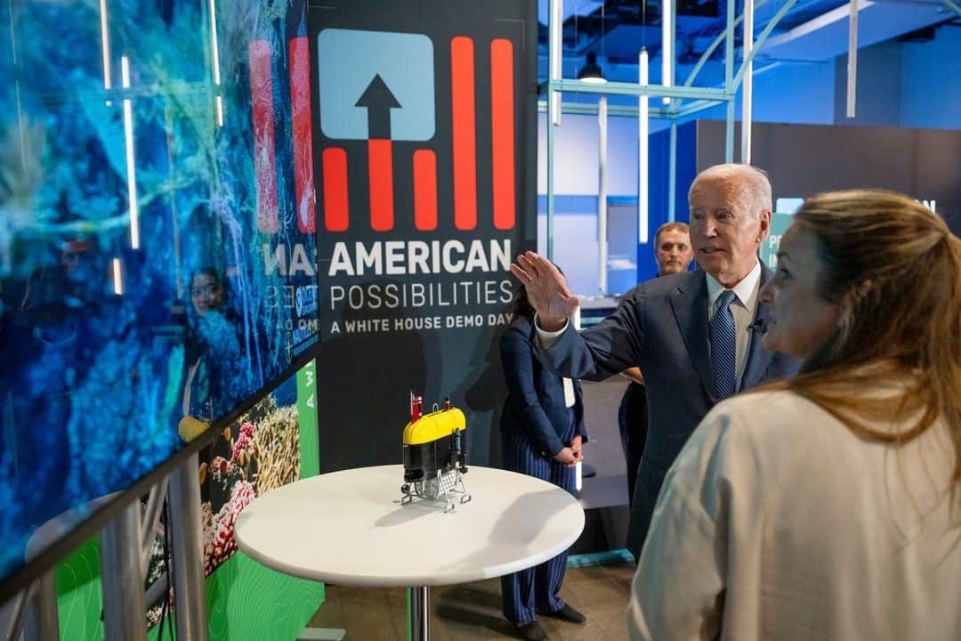 The White Houseのインスタグラム：「President Biden stopped by the White House Office of Science & Technology Policy's “American Possibilities: A White House Demo Day” to see innovations in science and technology that are being made possible by federal investment.」