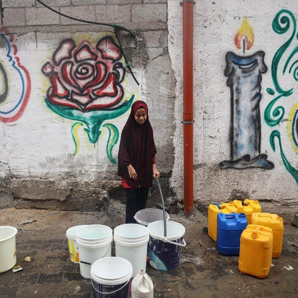 unicefのインスタグラム：「Mariam is one of the children in Gaza who are helping to collect water for their families. The water point is far from her home and she has to use a cart to transport the heavy load.  Around one million children in Gaza lack access to enough safe water. A UNICEF-supported desalination plant is operating but at very minimal capacity. Fuel is urgently needed to keep it going.  UNICEF is calling for an immediate humanitarian ceasefire, unrestricted humanitarian access across Gaza and immediate and safe release of all abducted children.  © UNICEF/UNI463719/El Baba」