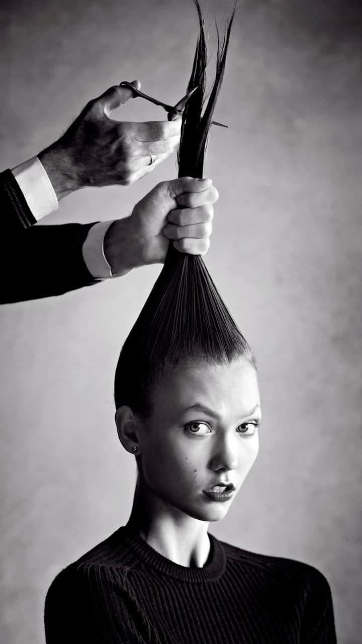 Vogue Beautyのインスタグラム：「In the latest episode of #LifeInLooks, @karliekloss opens up on a major turning point in her career— when she cut her hair for Vogue. The model reflects on taking the big chop to new heights when she captured her journey from long brown tresses to a sheared, rebellious coif for a feature in Vogue’s January 2013 issue. Tap the link in our bio to watch the full episode.   Director: @gabriellereich Director of Photography: @josherzog Editor: @__katiewolford__ Producer: @qiearanicole AC: @zteisen Gaffer: @tebanvera Audio: @nicmaupin Filming Location: @pendrymanhattanwest」