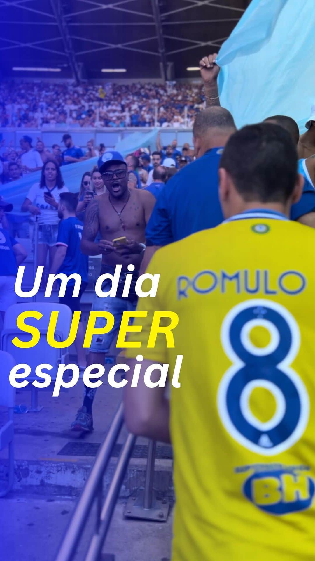 ロムロ・ソウザ・オレステス・カルデイラのインスタグラム：「Um dia ESPECIAL junto a essa torcida fantástica!!! 🦊💙✅  @cruzeiro   #Romulo #Cruzeiro #Cabuloso #Mineirão #Mineirao #Torcida #Futebol #TocaDaRaposa #TocaDaRaposa3 #NacaoAzul #Estadio #BeloHorizonte #MG」