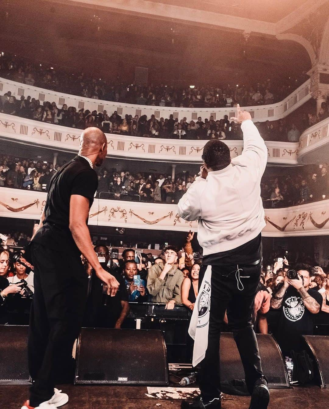 ディディさんのインスタグラム写真 - (ディディInstagram)「About last night! We had a ball! From London with LOVE 🖤🙏🏿💫⚡️✨ @OfficialGiggs」11月9日 4時30分 - diddy