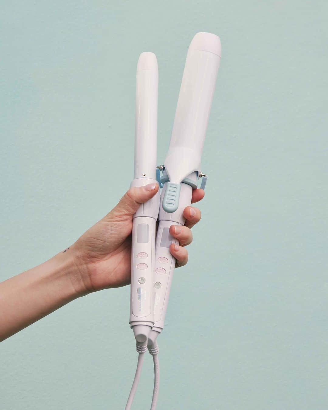 JEN ATKINのインスタグラム：「So excited to finally introduce the @mane_____ Let’s Bounce 1” Curling Wand AND the Handle with Curl 1.5” Curling Iron - available now!   ♡ Handle with Curl 1.5” Curling Iron: for big bouncy curls, glossy waves, extra volume, or model off-duty loose bends.   ♡ Let’s Bounce 1” Curling Wand: for a more defined curl, glam waves, and bouncy ringlets.   ♡ Perfect for all hair types, our ceramic nano-coated barrels deliver a smooth glide to maximize shine + minimize frizz. Plus, it’s the ultimate travel buddy with universal voltage 🌎and auto shut-off after 60 minutes…because safety first!   LINK IN BIO」