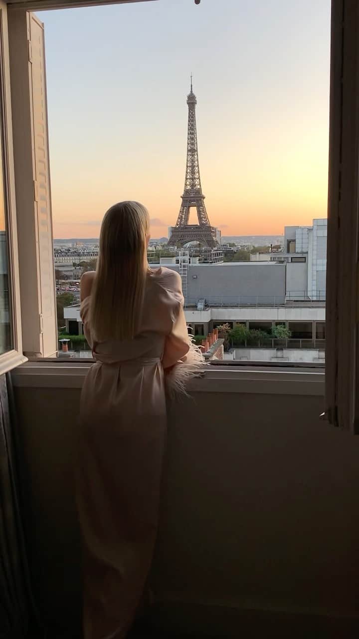 レオニー・ハンネのインスタグラム：「It all started with a dream @lifestyle_planner…  I‘m so excited to finally share with you The LIFE&Style Planner I’ve been working on for the past year, based on my love of journaling and planning and the believe that a dream and truly manifesting is the most powerful tool to create your dream life…🤍  When I embarked on this creative journey of a creator 8 years ago I didn’t even dare to dream that my life could become what it is today… Alex and I purely had the dream of leaving our corporate careers while I also dreamed about working in fashion and buying my favourite handbag one day…;) We literally took it one page at a time. With every goal reached we allowed ourselves to dream higher and bigger just to realise that our imagination is our only limit.  in the past years of dreaming and manifesting I had the idea of a new kind of planner which brings together all the tools I use to achieve my dreams on a day to day basis with a focus on both: mindfulness and style - to make it the perfect lifestyle accessory. I put so much love into this as I hope it will bring you joy on an everyday basis and to encourage you to go after your dreams - one page at a time.   Yours truly, Leonie   PS: As this is meant for you and thanks to you, I want to give 30 LIFE&Style Planners to you as a gift! Just comment the first thing you would manifest and follow the @lifestyle_planner account and I will DM 30 lucky winners via @lifestyle_planner until end of the week! 🎀☁️🦩🤍」