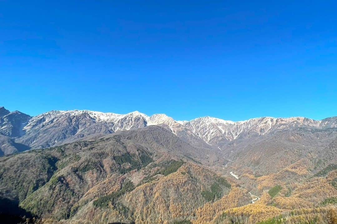 白馬岩岳スノーフィールドのインスタグラム：「北アルプスの紅葉は終わりましたが、本日は雲一つない青空が広がっています。 今しかない晩秋の雰囲気を味わいにお越しください。 白馬岩岳マウンテンリゾートは11月12日(日)まで元気に営業しております！  #白馬岩岳マウンテンリゾート #白馬マウンテンハーバー #白馬ヒトトキノモリ #長野県 #白馬村 #白馬 #白馬岩岳 #絶景 #絶景テラス #晩秋の風景  #北アルプス #白馬三山 #雲一つない青空  #お出かけスポット #絶景スポット #長野旅行 #秋の風景 #秋旅 #ここでしか見られない絶景  #今しか見られない景色  #nagano #hakuba #hakubavalley #hakubaiwatake #iwatake #autumncolors #hakubaiwatakemountainresort」