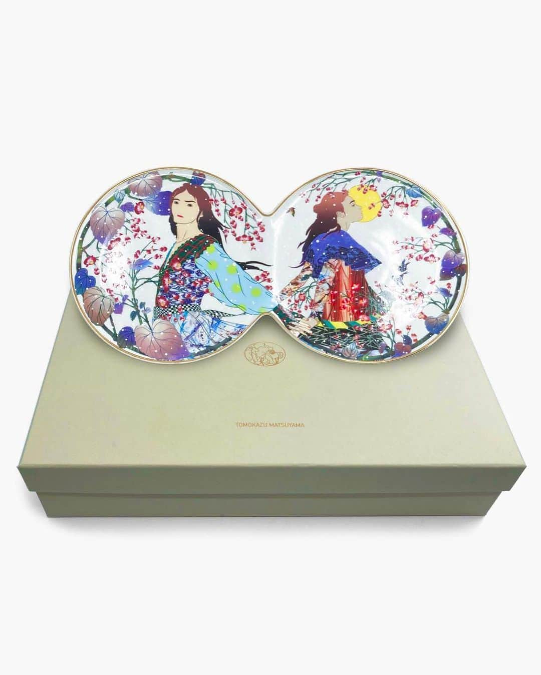 松山智一のインスタグラム：「On the occasion of Matzu’s solo exhibition "Tomokazu Matsuyama: Fictional Landscape" at  Powerlong Museum @powerlongmuseum  Shanghai, a charity auction will be held on Friday, November 10. A diptych plate will be auctioned, created by Matsuyama in collaboration with a global creative brand, ALL RIGHTS RESERVED @arr.allrightsreserved . This ceramic plate is a translation of Matzu’s shaped canvas painting "Wall To Wall With You," exhibited in his solo exhibition at Powerlong Museum.  The profit from this charity auction will be donated to the Shanghai Charity Foundation, a charitable organization that has been supporting the education of many young people and helping the needy in society since its establishment in 1994.  charity auction will be held live on November 10th (Friday) at 20:00 at the museum. The auction will also be live streamed in the Yi Chui Auction WeChat group simultaneously during the opening. Participation can be made at (WeChat ID: A-Hammer-) for further inquiry.  @arr.allrightsreserved  @powerlongmuseum  @kotaro_nukaga  ———————————-  松山智一による、上海・宝龍美術館での個展開催に際し、11月10日（金）にチャリティーオークションを開催いたします。本オークションに出品されるのは、数々の著名アーティストとのコラボレーションを実現してきたALL RIGHTS RESERVED社 @arr.allrightsreserved と松山の共同制作によって生まれた二連のお皿、一点です。この限定アイテムには松山智一による代表作であり、本展覧会「松山智一：雪月花时」に展示される≪Wall To Wall With You≫の絵柄が施され、気品のある佇まいと優美な創造性が宿ります。  本チャリティーオークションでの収益は一部、1994年の設立以来多くの若者の教育をサポートし、社会の困窮者を支援する慈善団体「上海慈善基金会」へ寄付され、その重要な活動に役立つこととなります。  多くの方の参加を、お待ちしております。 明日　11/20日 20時ライブオークションが開催されますが、we chat上でlive streamもあり、オンラインでの参加も下記のアカウントにお問い合わせいただければ参加できます。WeChat ID: A-Hammer-   多くの方の参加を、お待ちしております。  @arr.allrightsreserved  @powerlongmuseum  @kotaro_nukaga」